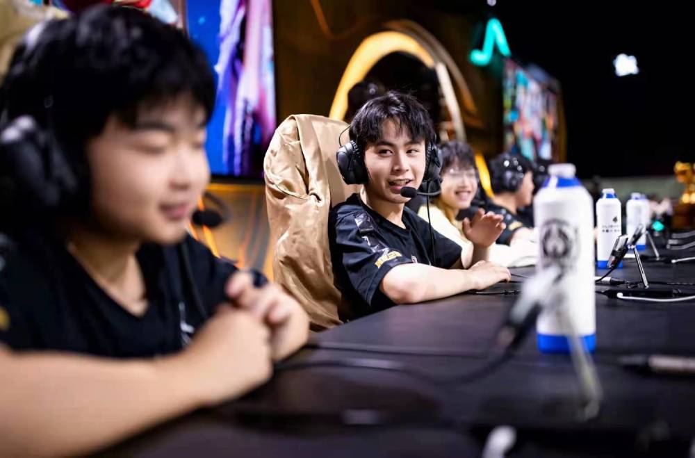 团队之间的实力差距太大了！你认为 LPL 应该减少名额吗？