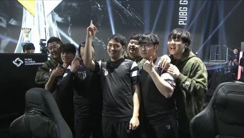 你是第一AD吗？ Viper 的Kaisa在面对 Chovy 时被打得很惨，最终被 Hanwha Life Esports 击败，赢得了第一场比赛