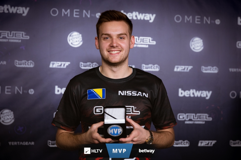 英雄联盟季中杯LPL将正式海报改动换上Lvmao和tian